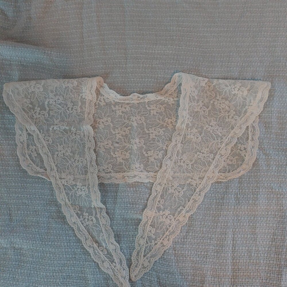 Lace collar